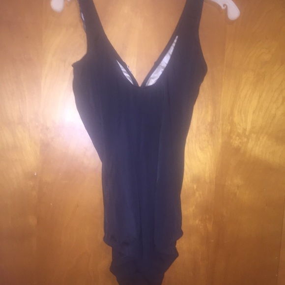 𝅺Black/cream ruffle front one piece swimsuit  10 - Picture 3 of 5